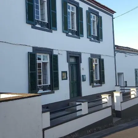 Guest house Moradia T5 Ponta Garca